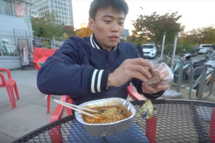 Vlogger Korea Selatan yang fasih berbahasa Jawa dan Indonesia, Jang Hansol, memperkenalkan teknologi memasak mie instan otomatis yang populer di negerinya.