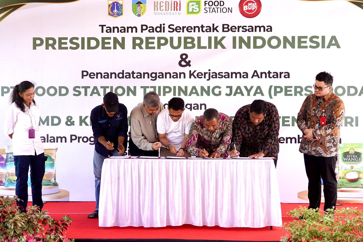 Bupati Kediri Hanindhito Himawan Pramana menyaksikan penandatanganan nota kesepakatan antar PT Food Station Tjipinang Jaya (Perseroda) dengan BUMD Canda Birawa dan Kelompok Tani Kabupaten Kediri di acara panen bersama Contract Farming 2025 sekaligus Tanam Padi Serentak di Desa Mekikis, Kecamatan Purwoasri, pada Rabu (23/4/2025) 