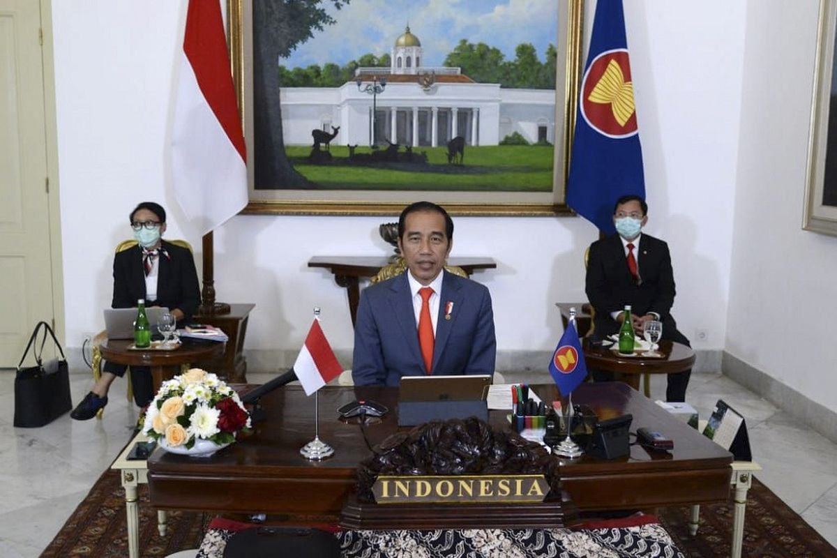 Presiden Joko Widodo (tengah) didampingi Menteri Luar Negeri Retno Marsudi (kiri) dan Menteri Kesehatan Terawan Agus Putranto (kanan) mengikuti KTT ASEAN Plus Three secara virtual dari Istana Bogor, Jawa Barat, Selasa (14/4/2020). Dalam KTT tersebut Presiden Jokowi mendorong adanya penguatan kerja sama negara ASEAN Plus Three (APT) untuk menciptakan resiliensi terhadap tantangan pandemi Covid-19 dan pelemahan ekonomi. ANTARA FOTO/Biro Pers - Lukas/hma/hp.