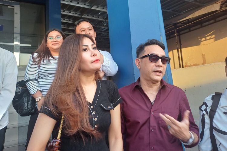C dan Sonny Tulung bersama tim kuasa hukum melaporkan mantan istri Raden Indrajana berinisial KE, ke Mapolda Metro Jaya, Selasa (5/9/2023).