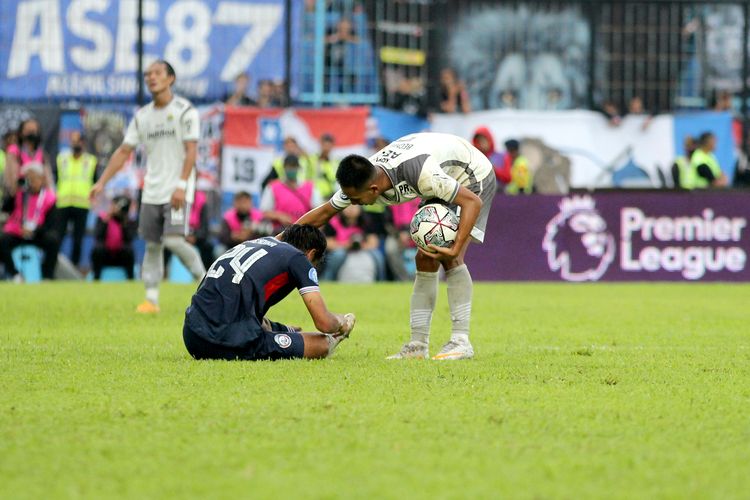 Pemain Persib Bandung Beckham Putra meminta maaf seusai melanggar pemain Arema FC saat pertandingan pekan ke-9 Liga 1 2022-2023 yang berakhir dengan skor 1-2 di Stadion Kanjuruhan Kepanjen, Kabupaten Malang, Minggu (11/9/2022) sore.