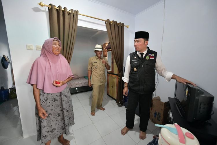 Gubernur Jawa Barat Ridwan Kamil meninjau rumah Ami Rasmi, warga Sarirejo, Kecamatan Sukasari, Kabupaten Subang.