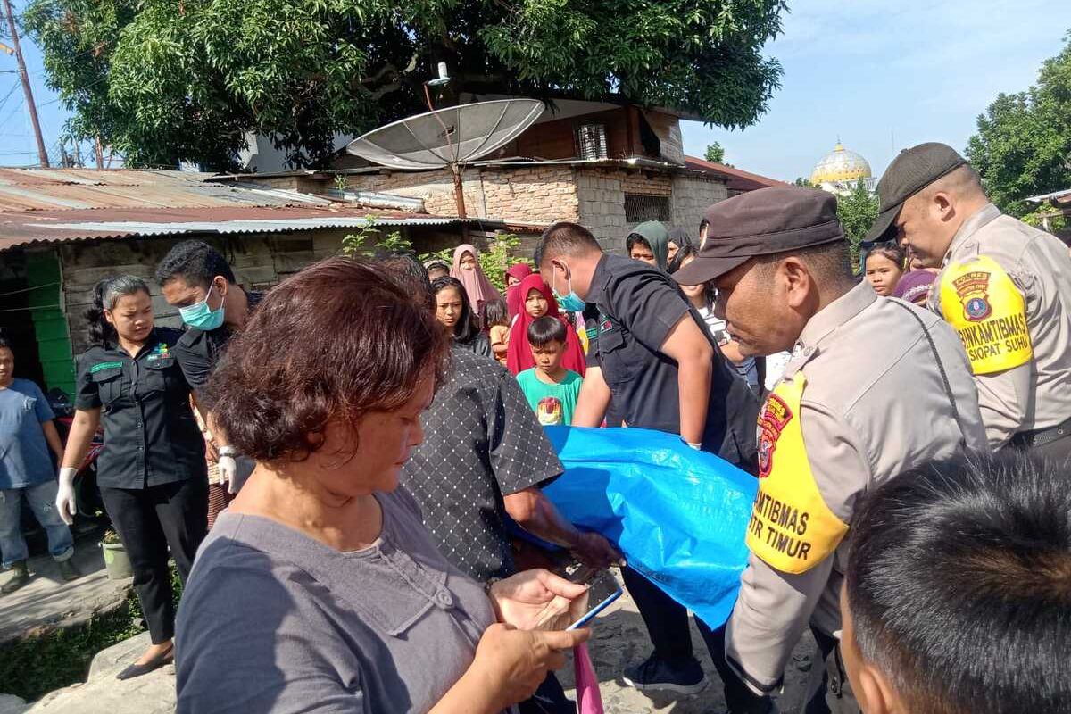 Foto: Korban dievakuasi usai ditabrak KA di Jalan Muhajir Gang Muhajir, Muhajir Kelurahan Pardomuan Kecamatan Siantar Timur, Kota Pematangsian?ar, Selasa (25/6/2024) pagi sekitar pukul 08.30.Wib. |Dok: Polres Pematangsiantar