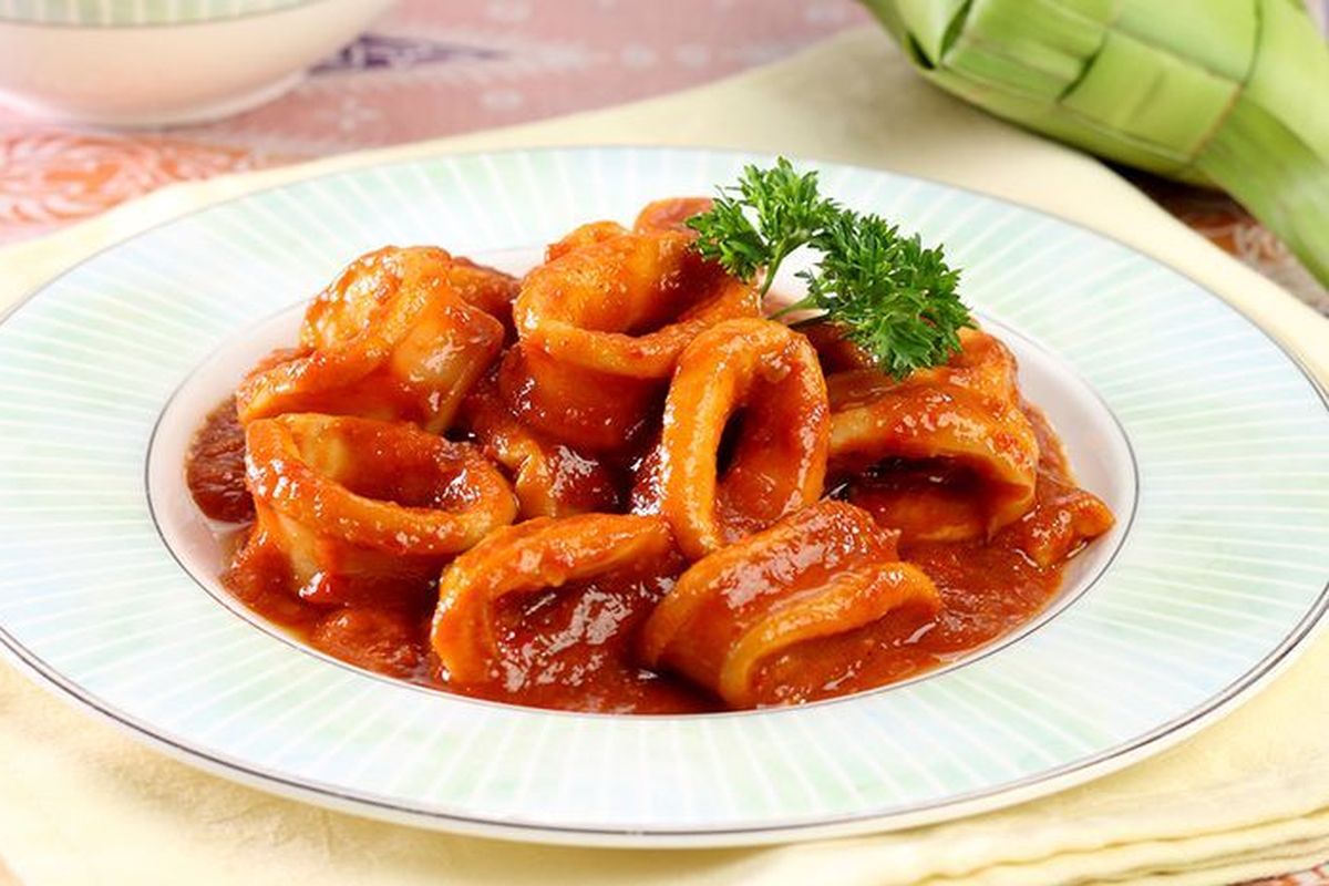 Cumi Saus Tomat, menampilkan potongan cumi yang empuk dengan saus tomat kental berwarna merah yang menggugah selera.