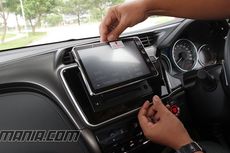 Begini Cara Aman Bersihkan Layar Head Unit yang Penuh Sidik Jari