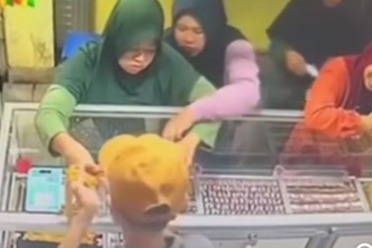 CCTV tiga perempuan melancarkan aksi pencurian perhiasan di toko emas Glenmore. 