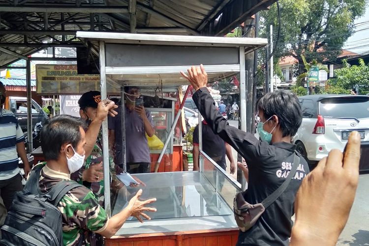 Anggota TNI ganti kaca etalase yang pecah di Loksem JT. 46 Jalan Lapangan Tembak, Ciracas, Jakarta Timur, Selasa (1/9/2020)
