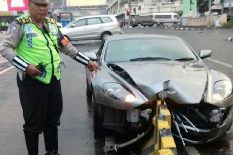 Sebuah mobil sport Aston Martin ringsek setelah menabrak separator busway di kawasan Harmoni, Jakarta Pusat, Rabu (20/9/2019. 