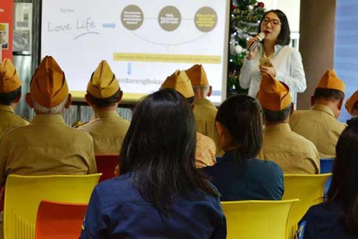 Head of Marketing Branding PT ASTRA AVIVA LIFE, Windy Riswantyo saat memberikan sambutan di acara penyerahan hadiah kepada pemenang kompetisi digital #7JamBarengBokap dan penyerahan donasi kepada Yayasan Sahabat Veteran Indonesia. 