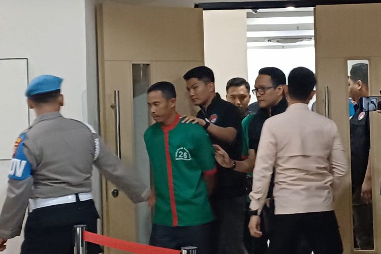 Salah satu dari tiga tersangka saat dihadirkan dalam jumpa pers di Polres Metro Jakarta Barat, Kamis (28/12/2023).
