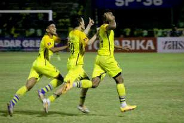 Selebrasi Patrick da Silva (kanan) dan Oh Inkyun (tengah), usai mempersembahkan gol bagi Persegres Gresik United.