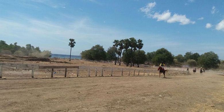 Lomba pacuan kuda di Pantai Tanjung Bastian, Kelurahan Humusu C, Kecamatan Insana Utara, Kabupaten Timor Tengah Utara (TTU), Nusa Tenggara Timur (NTT) berlangsung sejak Rabu (2/8/2017) dan ditutup Minggu (6/8/2017).