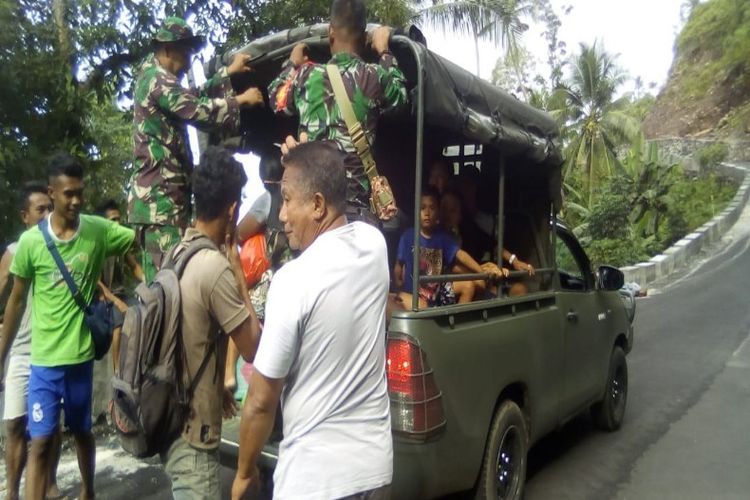 Kodim 1301 Sangihe saat membantu evakuasi warga, 3 Februari 2019. 