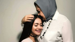 Menangis, Denada Ungkap Emilia Contessa Rela Kuliah Lagi di Usia 60 Tahun demi Temani Ressa