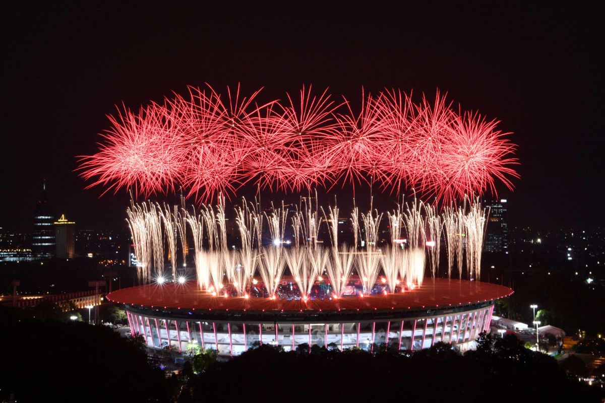 Pesta kembang api menyemarakkan Upacara Pembukaan Asian Games ke-18 Tahun 2018 di Stadion Utama Gelora Bung Karno, Senayan, Jakarta, Sabtu (18/8). INASGOC/Widodo S Jusuf/hp/18.