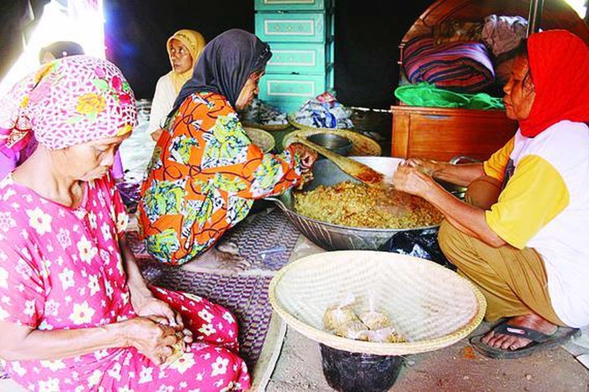 Ibu-ibu korban gempa yang tinggal di tenda di Desa Lengkongjaya, Kecamatan Cigalontang, Kabupaten Tasikmalaya, Jawa Barat, menyiapkan makanan untuk buka puasa dan sahur bagi korban gempa, Senin (14/9). Saat ini korban gempa di Tasikmalaya yang rumahnya hancur menanti perayaan Idul Fitri di tenda dengan kondisi seadanya.