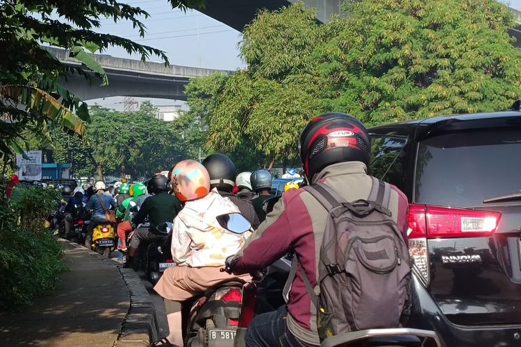 Macet di Kalimalang, Jakarta Timur, Kamis (16/3/2023).