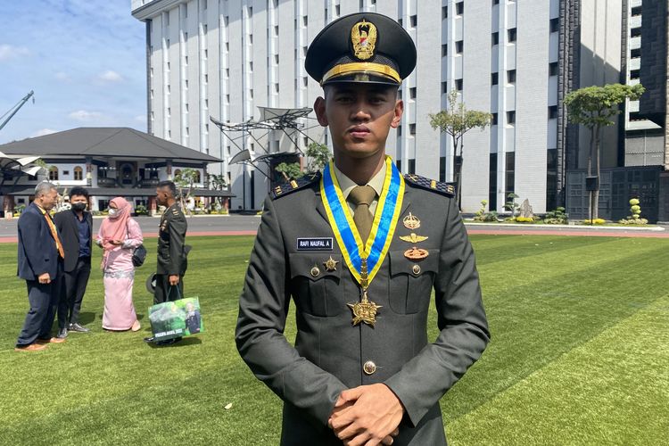 Letnan Dua (Letda) Rafi Naufal Afriansyah merupakan taruna peraih Adhi Makayasa 2022 dari Akademi Militer (Akmil).