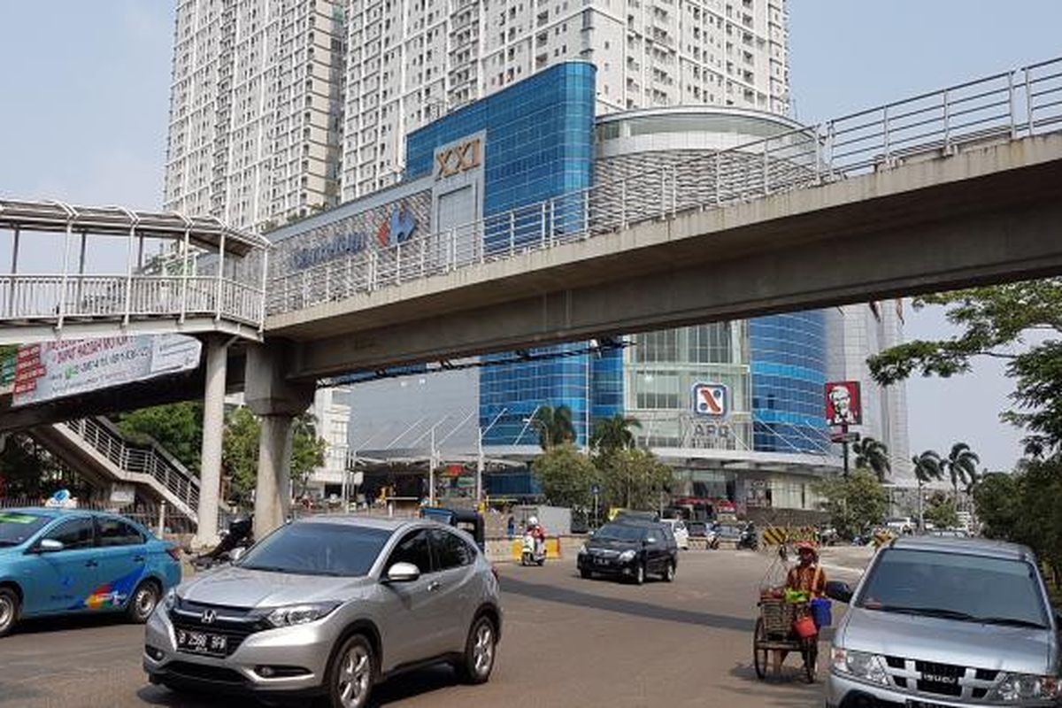 Kondisi jembatan penyeberangan orang (JPO) di Halte Busway Jembatan Besi, Jakarta Barat, Jumat (2/9/2016). Warga sekitar mengaku sudah setahun lebih atap JPO yang sempat terbang oleh angin dibiarkan begitu saja.