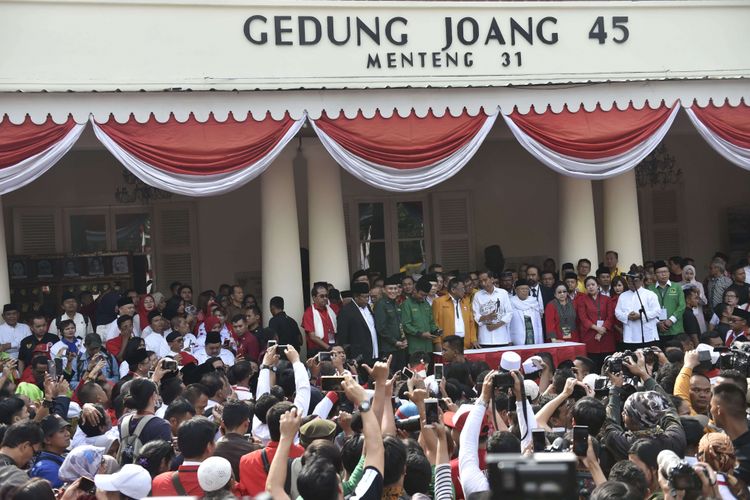 Calon presiden petahana Joko Widodo (tengah) didampingi calon wakil presiden Maruf Amin dan para ketua umum partai politik pendukung tiba di Gedung Joang, Jakarta, Jumat (10/8/2018). Joko Widodo menyampaikan pidato politik sebelum mendaftarkan diri ke KPU untuk Pilpres 2019.