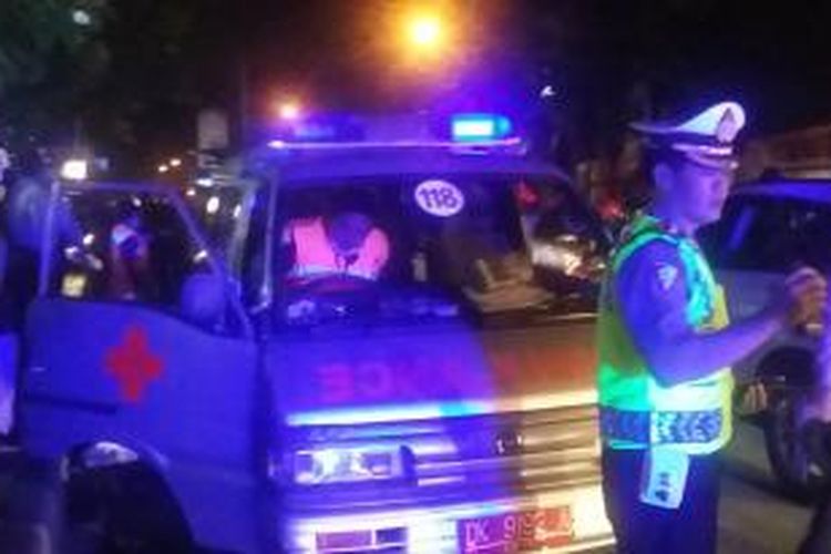 Saat evakuasi korban meninggal di TKP Jalan Teuku Umar Denpasar. 