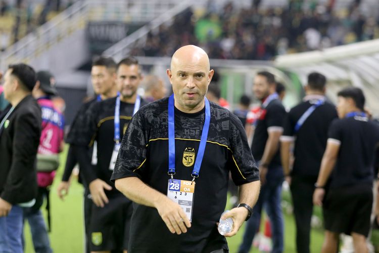 Pelatih Persebaya Surabaya di Super League 2025-2026, Bernardo Tavares yang berasal dari Portugal.