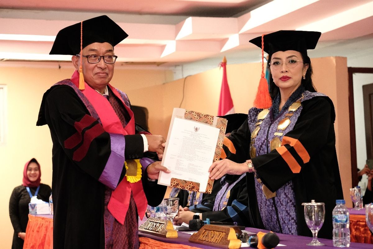Polimedia resmi mengukuhkan Prof. Purnomo Ananto (kiri) sebagai Guru Besar di bidang Pendidikan Pancasila dan Kewarganegaraan (8/5/2025).
