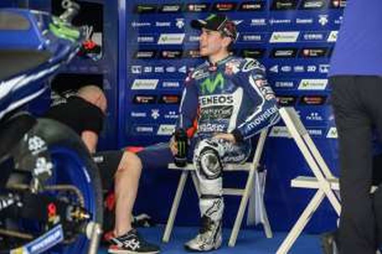 Pebalap Movistar Yamaha asal Spanyol, Jorge Lorenzo, menunggu di paddock Sirkuit Sepang, Malaysia, pada hari kedua tes pramusim MotoGP 2016, Selasa (2/2/2016).