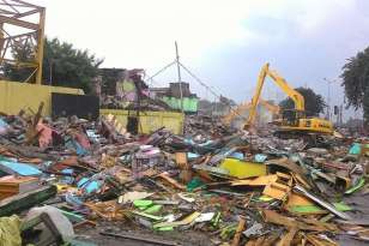 Suasana eksekusi pembongkaran bangunan di Kalijodo, Jakarta, Senin (29/2/2016). Kawasan yang kerap dikenal sebagai tempat hiburan malam itu akan menjadi ruang terbuka hijau.