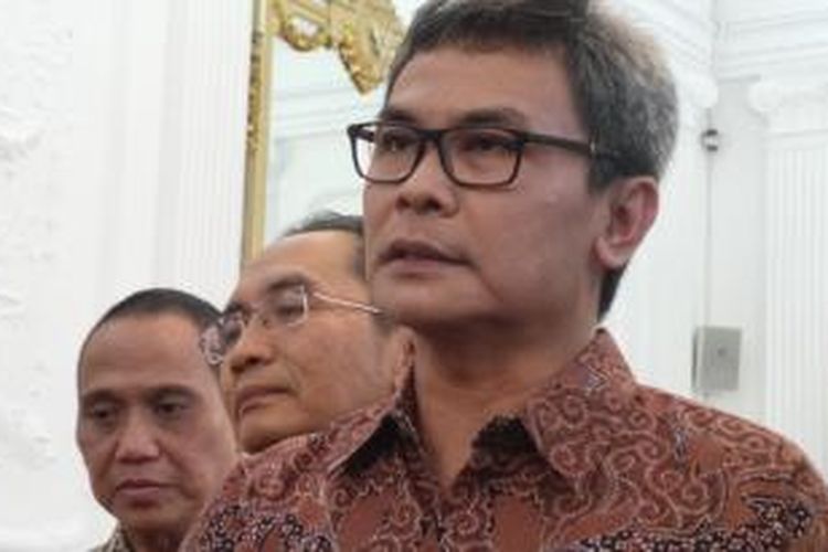 Wakil Ketua KPK sementara Johan Budi SP (kanan) dan Indriyanto Seno Adji (kiri)