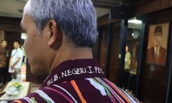 Dukung Peyandang Disabilitas, Ganjar Pakai Batik Karya Siswa SLB 