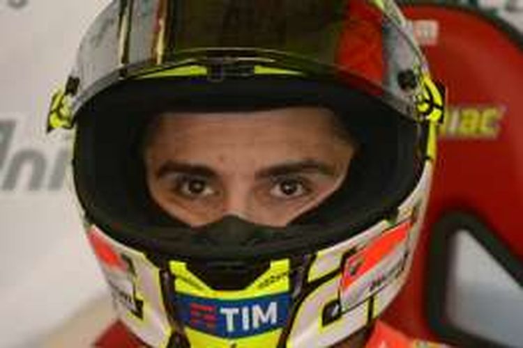 Pebalap Italia asal Ducati, Andrea Iannone, menunggu di pit jelang sesi kualifikasi GP Perancis di Sirkuit Le Mans, Sabtu (7/5/2016).
