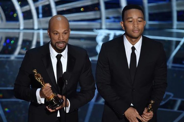 Lonnie Lynn alias Common (kiri) dan John Stephens alias John Legend (kanan) menerima penghargaan untuk lagu Glory, yang menjadi lagu tema film Selma, dalam Academy Awards atau Piala Oscar ke-87 di Dolby Theatre, Hollywood, California (AS), Minggu (22/2/2015) .