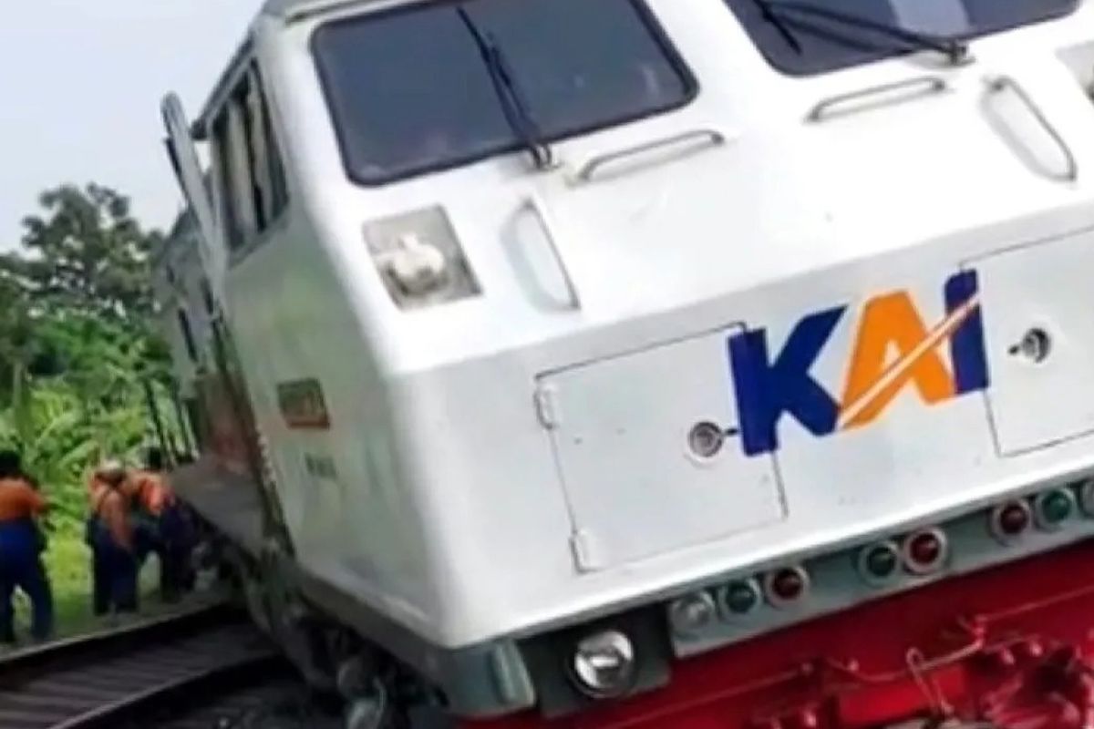 Sejumlah petugas KAI mengevakuasi KA Pandalungan yang anjlok di Emplasemen Stasiun Tanggulangin, Sidoarjo, Minggu (14/1/2024). ANTARA/HO