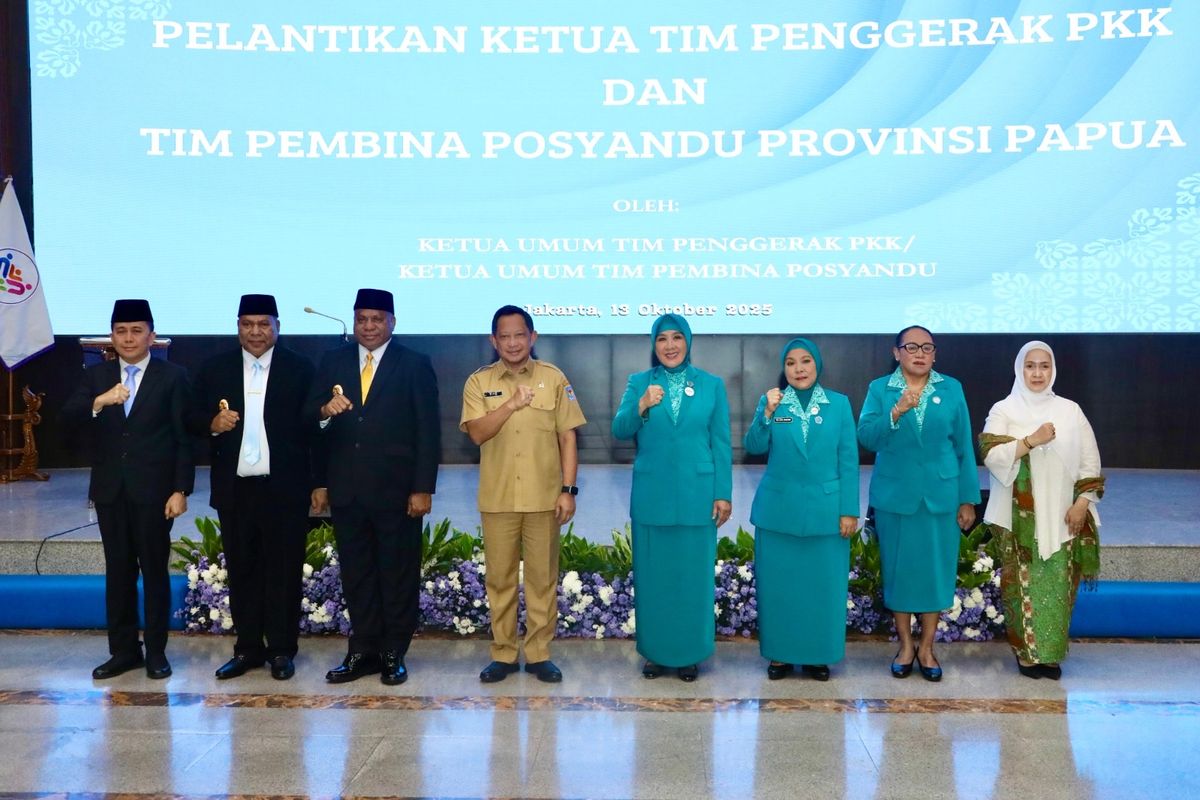 Ketua Umum Tim Penggerak Pemberdayaan dan Kesejahteraan Keluarga (TP PKK) Tri Suswati melantik Ra'fatul Mulkiyah Mathius Fakhiri sebagai Ketua TP PKK Provinsi Papua periode 2025-2030 di Gedung Sasana Bhakti Praja (SBP) Kantor Pusat Kementerian Dalam Negeri (Kemendagri), Jakarta, Senin (13/10/2025).