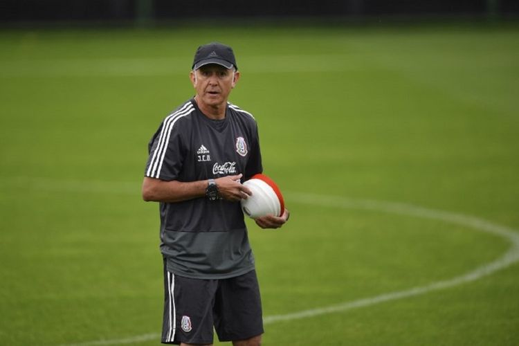 Pelatih Meksiko asal Kolombia, Juan Carlos Osorio, memimpin latihan timnya di Stadion FC Strogino, Moskwa, 12 Juni 2018. 