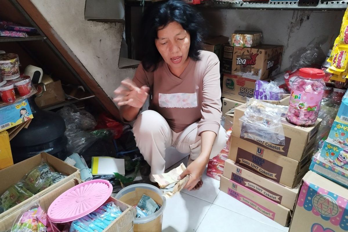 Pemilik warung di Sawah Besar, Jakarta Pusat yang bernama Nunung (52) saat menjelaskan kronologi dugaan hipnotis yang dilakukan seorang warga negara asing (WNA) terhadapnya, Selasa (6/6/2023). (KOMPAS.com/XENA OLIVIA)
