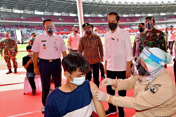 Indonesia's President Joko Widodo (right) visits a vaccination center at the Gelora Bung Karno Sports Complex in Jakarta on Saturday, June 26, 2021.  The Covid-19 Jab drive is co-organized by Jakarta Health Agency, the Indonesian Military and the Police. 
