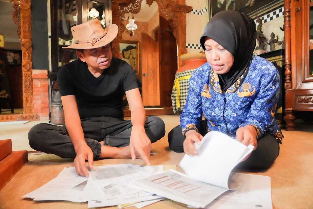 Mantan Bupati Purwakarta Dedi Mulyadi, sedang berbincang dengan seorang guru asal Kota Tasikmalaya yang mengaku disuruh pensiun dini oleh kepseknya karena dianggap gila di rumahnya Subang, Jawa Barat, Kamis (5/10/2023).