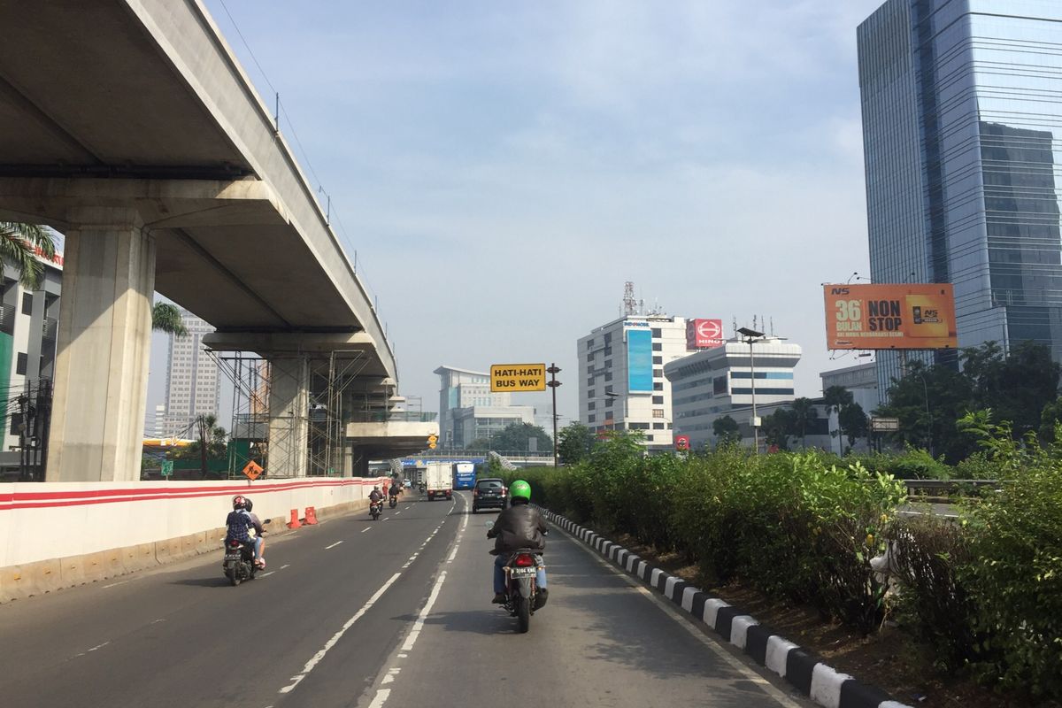Lalu lintas yang biasa padat di Jalan MT Haryono, Jakarta Timur, tampak lengang pada Selasa (4/6/2019).
