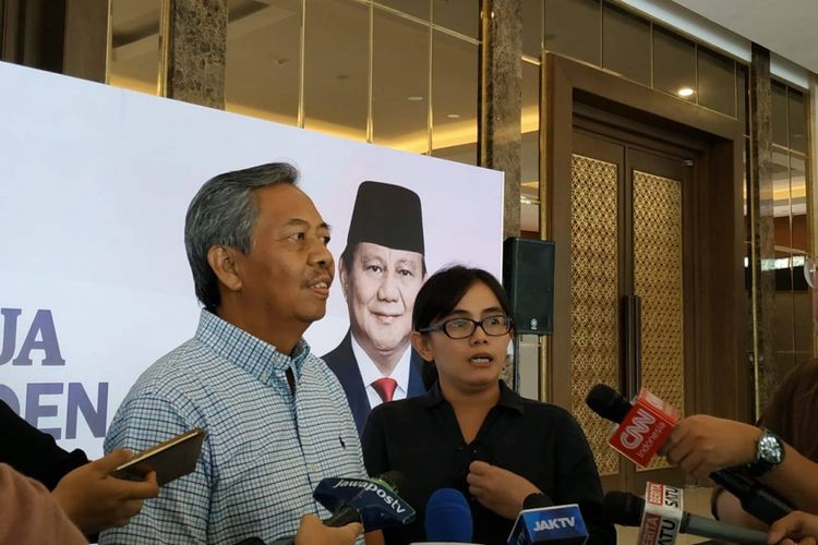 Koordinator panelis debat kedua yang juga pakar lingkungan hidup Universitas Diponegoro, Sudharto Prawoto Hadi, bersama panelis yang juga Sekretaris Jenderal Konsorsium Pengembangan Agraria (KPA), Dewi Kartika di Hotel Sultan, Senayan, Jakarta Pusat, Jumat (15/2/2019)