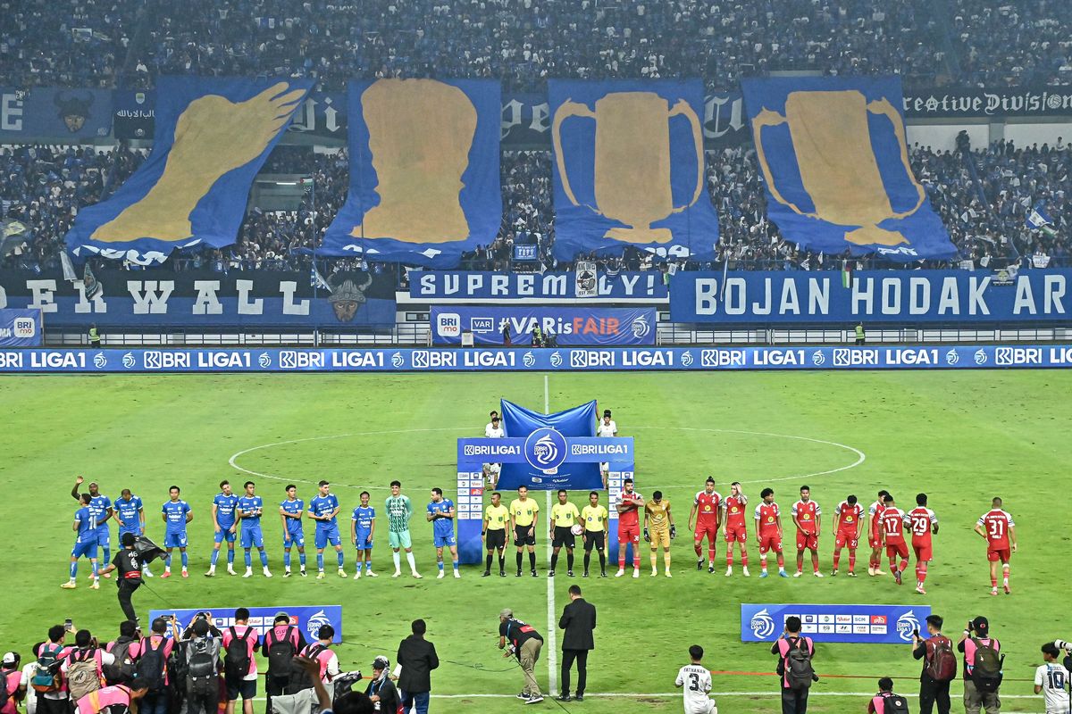 Suasana Stadion Gelora Bandung Lautan Api (GBLA) kandang Persib Bandung saat menghadapi Barito Putera pada laga pekan ke-32 Liga 1 2024-2025, Jumat (9/5/2025). Bobotoh membentangkan koreo empat piala yang diraih Persib di Liga Indonesia.