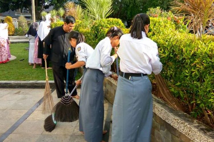 Siswa lintas agama bersih-bersih di halaman Masjid Agung Baing Yusuf Purwakarta, Jumat (23/12/2016).