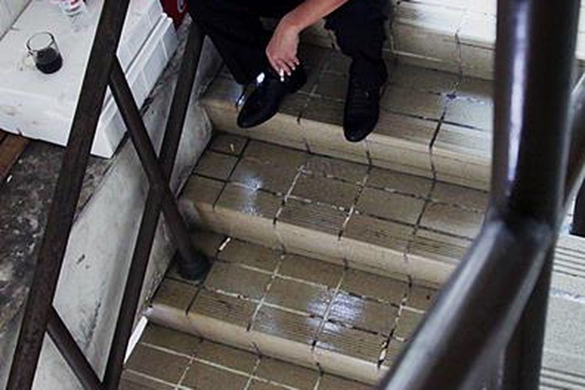 Terdakwa kasus pemberian cek perjalanan kepada anggota DPR terkait dengan pemilihan calon Deputi Gubernur Senior Bank Indonesia, Agus Condro, mengisap rokok di tangga darurat sambil menanti sidang lanjutan di Pengadilan Tindak Pidana Korupsi, Jakarta, Senin (9/5). Ia bersama terdakwa lain, William Tutuarima, Rusman Lumbantoruan, Poltak Sitorus, dan Max Moein, menjalani persidangan untuk mendengarkan saksi Arie Malangjudo.