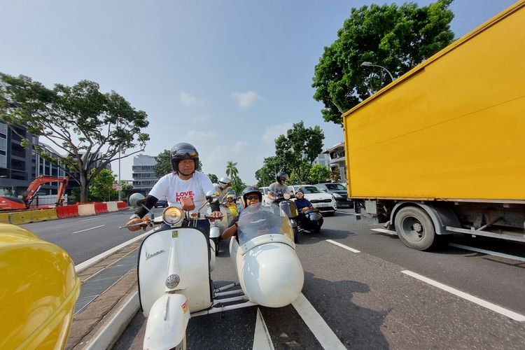 Seorang wisatawan sedang berkeliling dengan Singapore Sidecars, Kamis (5/10/2023).