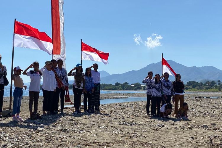 Batas wilayah Indonesia dan Timor Leste di area Pos Lintas Batas Negara (PLBN) Motaain, di Silawan, Belu, Nusa Tenggara Timur (NTT) berupa bendera yang ditancapkan di tengah pantai sebagai pembatas kedua negara. Gambar diambil pada Kamis (17/8/2023).