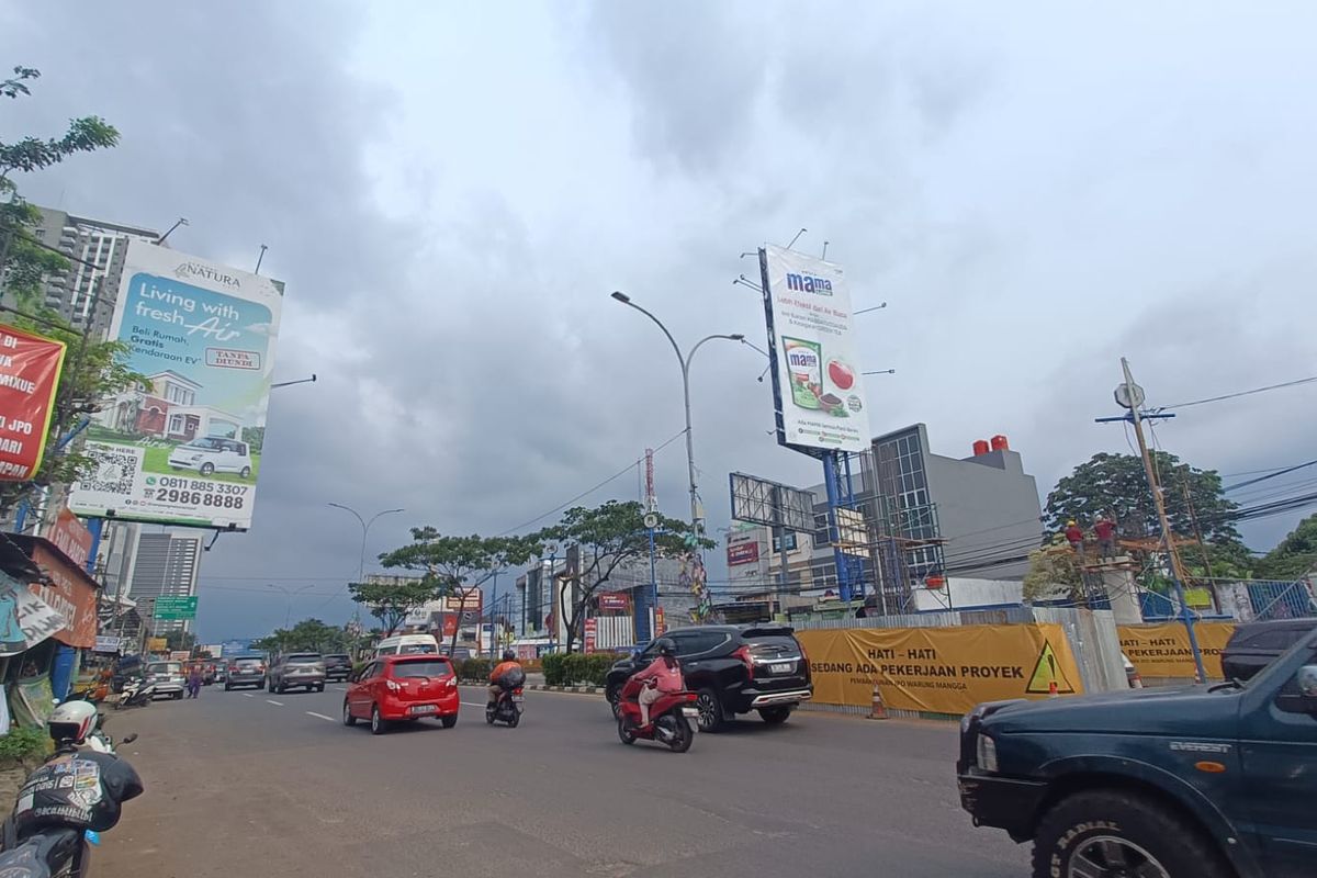 Pembangunan JPO Warung Mangga di Jalan MH Thamrin Kota Tangerang sudah mulai berjalan, Senin (27/3/2023). Namun, pembangunan proyek tersebut menuai protes dari warga sekitar karena akan  menutup akses ke tempat dagang mereka, dan menggangu kenyamanan warga di Gang Mangga tersebut.