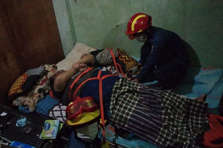 Ariandi, lelaki dengan bobot tubuh 130 kilogram saat dievakuasi tim Damkar Kota Jambi menuju rumah sakit, karena mengalami infeksi di bagian kaki