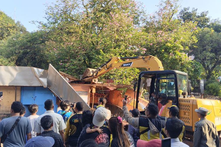 Pasrah Kios Buah 20 Tahun Dibongkar di Bandung, Sri Harap Relokasi, Bingung Biaya Kuliah Anak
