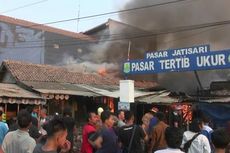 Ratusan Kios di Pasar Jatisari Karawang Terbakar